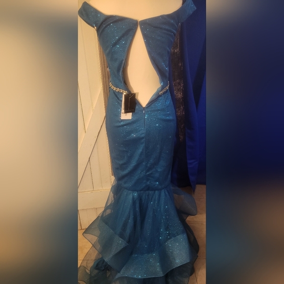 Elegant Blue Off-Shoulder Evening Gown - Picture 6 of 7